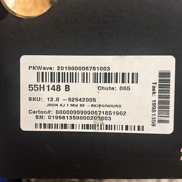 Nike Air Jordan sneakers 1Mid SE men size 12.  EUC like new - Picture 9 of 13